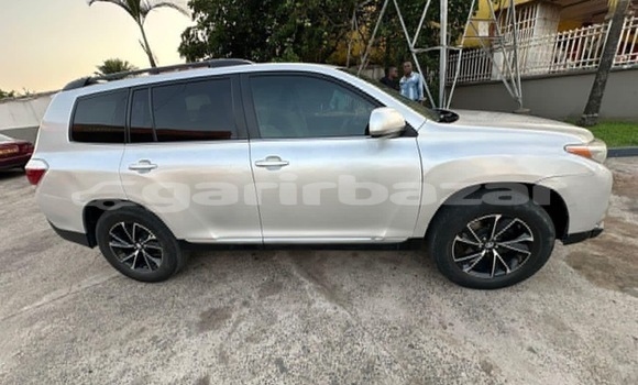 Sayi Na hannu Toyota Highlander Azurfa Mota in Douala a Ƙasar Kamaru Sayi Na hannu Toyota Highlander Azurfa Mota in Douala a Ƙasar Kamaru