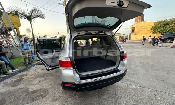 Sayi Na hannu Toyota Highlander Azurfa Mota in Douala a Ƙasar Kamaru Sayi Na hannu Toyota Highlander Azurfa Mota in Douala a Ƙasar Kamaru