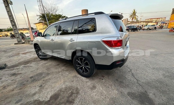 Sayi Na hannu Toyota Highlander Azurfa Mota in Douala a Ƙasar Kamaru Sayi Na hannu Toyota Highlander Azurfa Mota in Douala a Ƙasar Kamaru