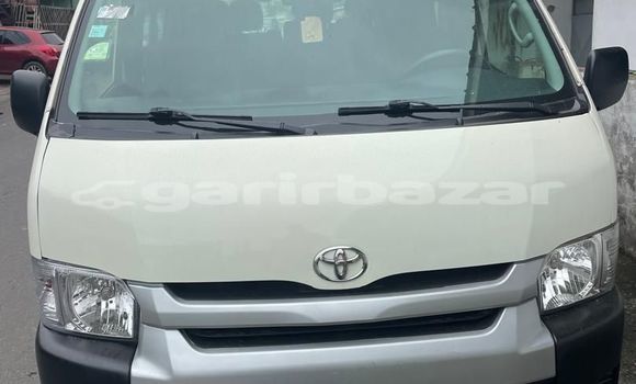 Sayi Na hannu Toyota Hiace White Mota in Douala a Ƙasar Kamaru