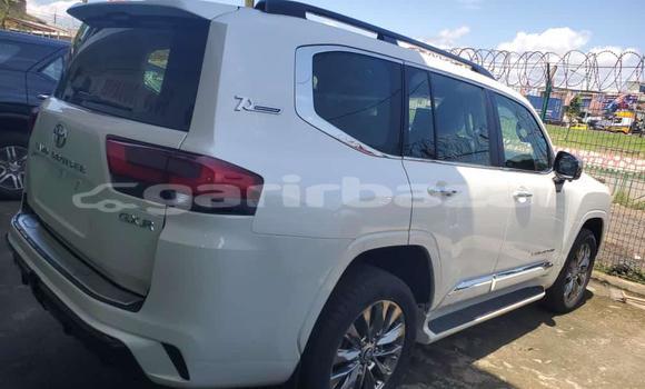 Sayi Sabo Toyota Land Cruiser White Mota in Douala a Ƙasar Kamaru Sayi Sabo Toyota Land Cruiser White Mota in Douala a Ƙasar Kamaru