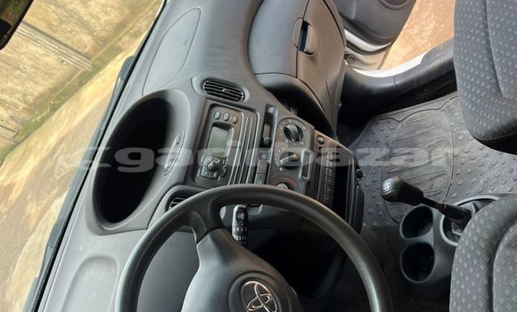 Sayi Na hannu Toyota Yaris Verso White Mota in Douala a Ƙasar Kamaru