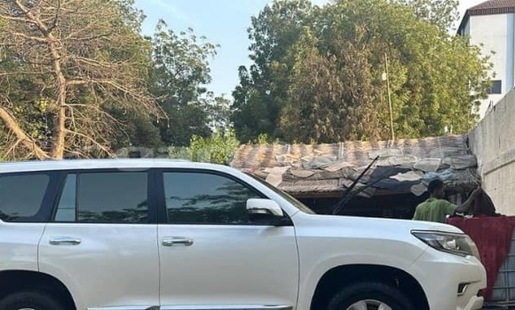 Sayi Na hannu Toyota Prado White Mota in Douala a Ƙasar Kamaru Sayi Na hannu Toyota Prado White Mota in Douala a Ƙasar Kamaru