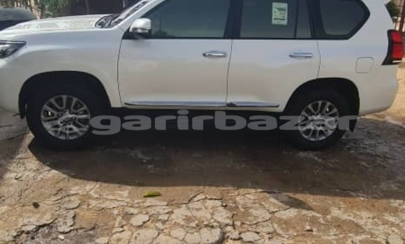 Sayi Na hannu Toyota Prado White Mota in Douala a Ƙasar Kamaru Sayi Na hannu Toyota Prado White Mota in Douala a Ƙasar Kamaru