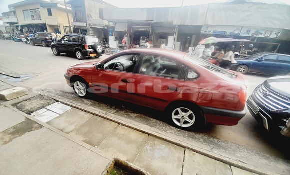 Sayi Na hannu Toyota Avensis Red Mota in Douala a Ƙasar Kamaru