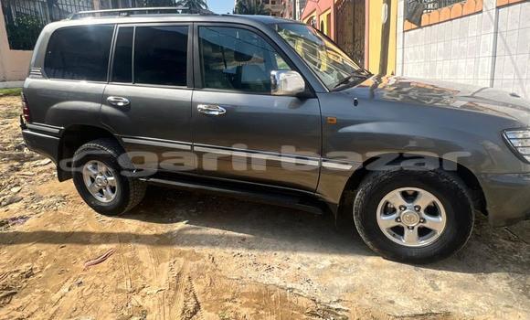 Sayi Na hannu Toyota Land Cruiser Azurfa Mota in Douala a Ƙasar Kamaru