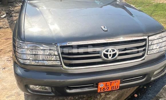 Sayi Na hannu Toyota Land Cruiser Azurfa Mota in Douala a Ƙasar Kamaru Sayi Na hannu Toyota Land Cruiser Azurfa Mota in Douala a Ƙasar Kamaru