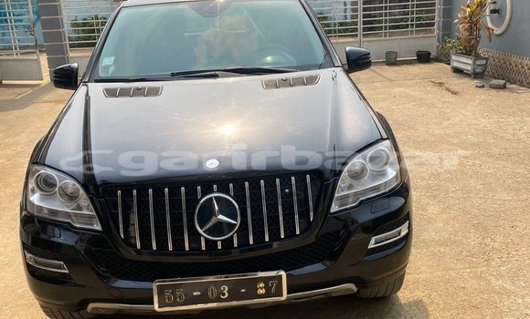Sayi Na hannu Mercedes‒Benz ML–Class Black Mota in Douala a Ƙasar Kamaru