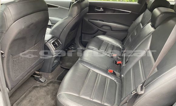 Sayi Na hannu Kia Sorento Azurfa Mota in Douala a Ƙasar Kamaru Sayi Na hannu Kia Sorento Azurfa Mota in Douala a Ƙasar Kamaru