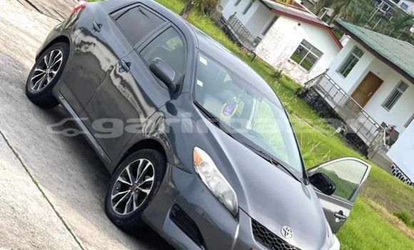 Sayi Na hannu Toyota Matrix Azurfa Mota in Douala a Ƙasar Kamaru Sayi Na hannu Toyota Matrix Azurfa Mota in Douala a Ƙasar Kamaru