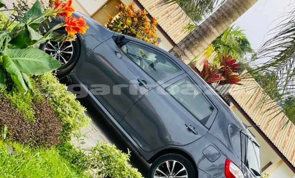 Sayi Na hannu Toyota Matrix Azurfa Mota in Douala a Ƙasar Kamaru Sayi Na hannu Toyota Matrix Azurfa Mota in Douala a Ƙasar Kamaru