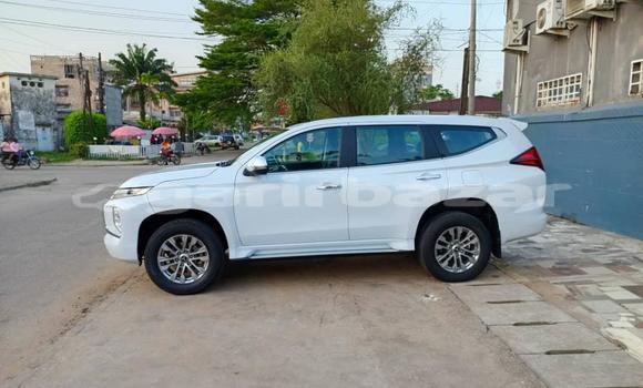Sayi Imported Mitsubishi Pajero Sport White Mota in Douala a Ƙasar Kamaru