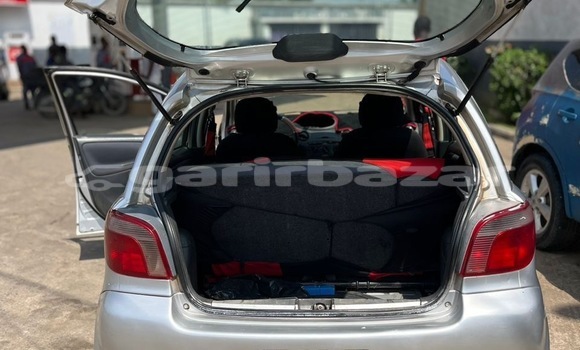 Sayi Na hannu Toyota Yaris Azurfa Mota in Douala a Ƙasar Kamaru Sayi Na hannu Toyota Yaris Azurfa Mota in Douala a Ƙasar Kamaru