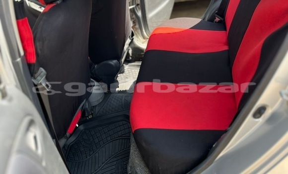 Sayi Na hannu Toyota Yaris Azurfa Mota in Douala a Ƙasar Kamaru Sayi Na hannu Toyota Yaris Azurfa Mota in Douala a Ƙasar Kamaru