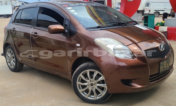 Sayi Imported Toyota Yaris Brown Mota in Douala a Ƙasar Kamaru
