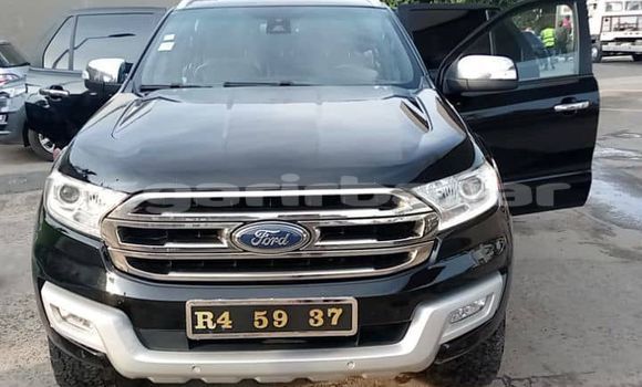 Sayi Na hannu Ford Everest Black Mota in Douala a Ƙasar Kamaru
