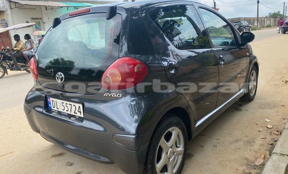 Sayi Imported Toyota Aygo Blue Mota in Douala a Ƙasar Kamaru Sayi Imported Toyota Aygo Blue Mota in Douala a Ƙasar Kamaru