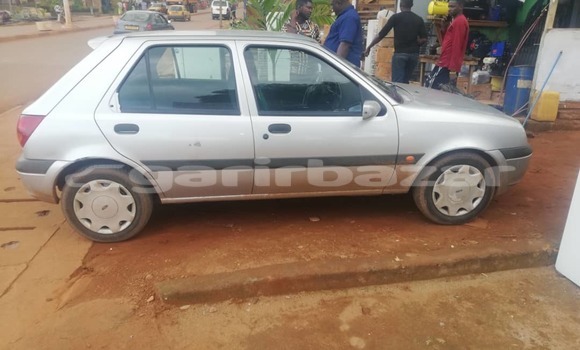 Sayi Na hannu Ford Fiesta Azurfa Mota in Yaounde a Babban Kamaru