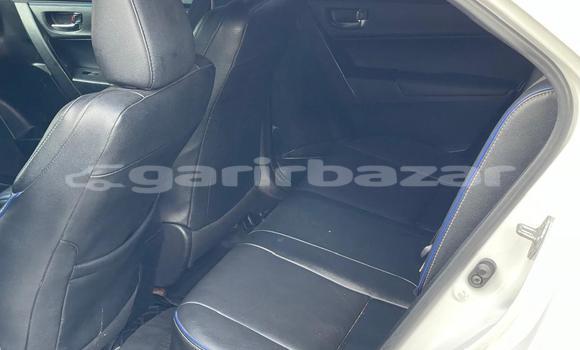 Sayi Na hannu Toyota Corolla II White Mota in Douala a Ƙasar Kamaru Sayi Na hannu Toyota Corolla II White Mota in Douala a Ƙasar Kamaru