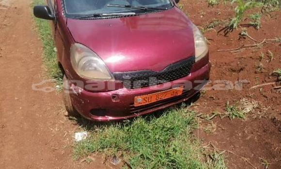 Sayi Na hannu Toyota Yaris Red Mota in Bafoussam a West Kamaru