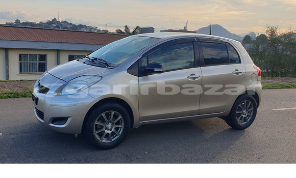 Sayi Na hannu Toyota Yaris Azurfa Mota in Yaounde a Babban Kamaru