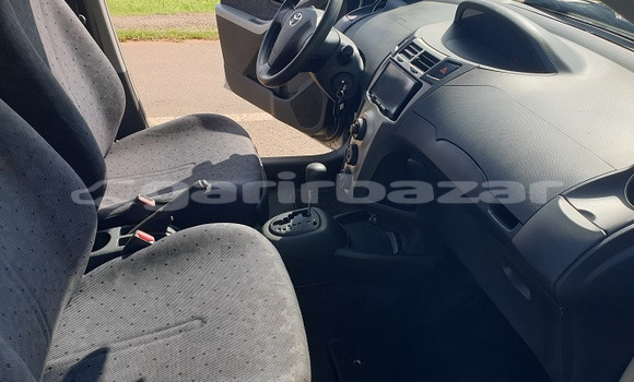 Sayi Na hannu Toyota Yaris Azurfa Mota in Yaounde a Babban Kamaru Sayi Na hannu Toyota Yaris Azurfa Mota in Yaounde a Babban Kamaru