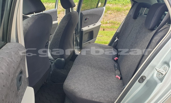 Sayi Na hannu Toyota Yaris Azurfa Mota in Yaounde a Babban Kamaru Sayi Na hannu Toyota Yaris Azurfa Mota in Yaounde a Babban Kamaru