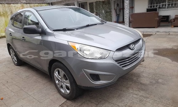 Sayi Imported Hyundai Tucson Azurfa Mota in Douala a Ƙasar Kamaru