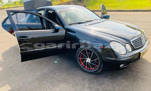 Sayi Na hannu Mercedes‒Benz E–Class Black Mota in Douala a Ƙasar Kamaru