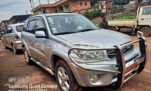 Sayi Sabo Toyota RAV4 Azurfa Mota in Yaounde a Babban Kamaru Sayi Sabo Toyota RAV4 Azurfa Mota in Yaounde a Babban Kamaru