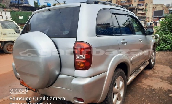 Sayi Sabo Toyota RAV4 Azurfa Mota in Yaounde a Babban Kamaru Sayi Sabo Toyota RAV4 Azurfa Mota in Yaounde a Babban Kamaru