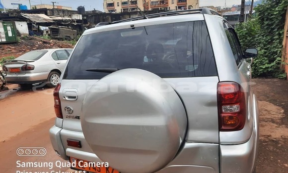 Sayi Sabo Toyota RAV4 Azurfa Mota in Yaounde a Babban Kamaru Sayi Sabo Toyota RAV4 Azurfa Mota in Yaounde a Babban Kamaru
