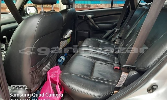 Sayi Sabo Toyota RAV4 Azurfa Mota in Yaounde a Babban Kamaru Sayi Sabo Toyota RAV4 Azurfa Mota in Yaounde a Babban Kamaru