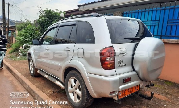 Sayi Sabo Toyota RAV4 Azurfa Mota in Yaounde a Babban Kamaru Sayi Sabo Toyota RAV4 Azurfa Mota in Yaounde a Babban Kamaru