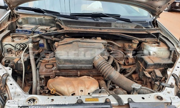 Sayi Sabo Toyota RAV4 Azurfa Mota in Yaounde a Babban Kamaru Sayi Sabo Toyota RAV4 Azurfa Mota in Yaounde a Babban Kamaru