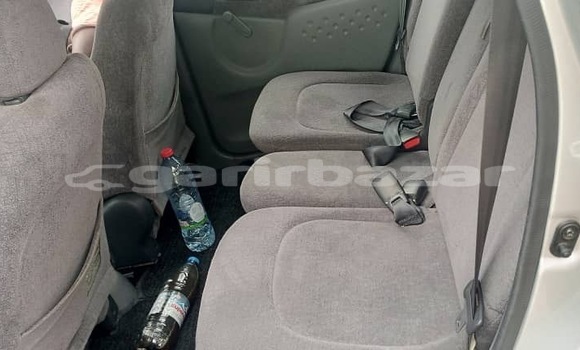 Sayi Sabo Toyota Yaris Verso Sauran Mota in Douala a Ƙasar Kamaru Sayi Sabo Toyota Yaris Verso Sauran Mota in Douala a Ƙasar Kamaru