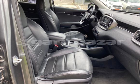 Sayi Na hannu Kia Sorento Azurfa Mota in Douala a Ƙasar Kamaru Sayi Na hannu Kia Sorento Azurfa Mota in Douala a Ƙasar Kamaru