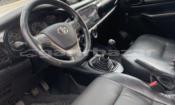 Sayi Na hannu Toyota Hilux White Mota in Douala a Ƙasar Kamaru Sayi Na hannu Toyota Hilux White Mota in Douala a Ƙasar Kamaru