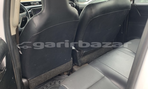 Sayi Na hannu Toyota Hilux White Mota in Douala a Ƙasar Kamaru Sayi Na hannu Toyota Hilux White Mota in Douala a Ƙasar Kamaru