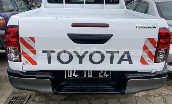 Sayi Na hannu Toyota Hilux White Mota in Douala a Ƙasar Kamaru Sayi Na hannu Toyota Hilux White Mota in Douala a Ƙasar Kamaru