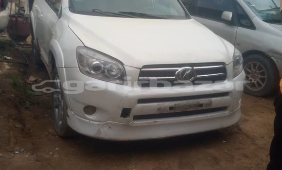 Sayi Na hannu Toyota RAV4 White Mota in Douala a Ƙasar Kamaru