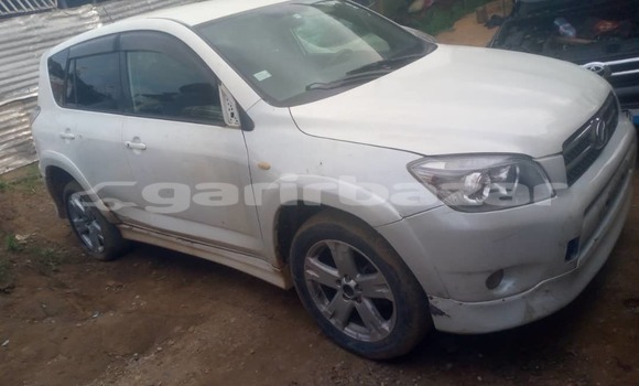 Sayi Na hannu Toyota RAV4 White Mota in Douala a Ƙasar Kamaru Sayi Na hannu Toyota RAV4 White Mota in Douala a Ƙasar Kamaru