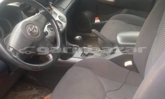 Sayi Na hannu Toyota RAV4 White Mota in Douala a Ƙasar Kamaru Sayi Na hannu Toyota RAV4 White Mota in Douala a Ƙasar Kamaru