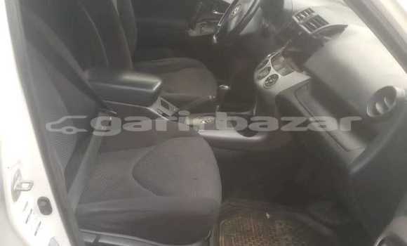 Sayi Na hannu Toyota RAV4 White Mota in Douala a Ƙasar Kamaru Sayi Na hannu Toyota RAV4 White Mota in Douala a Ƙasar Kamaru