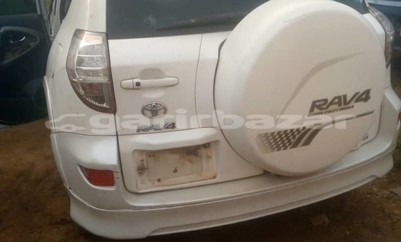 Sayi Na hannu Toyota RAV4 White Mota in Douala a Ƙasar Kamaru Sayi Na hannu Toyota RAV4 White Mota in Douala a Ƙasar Kamaru