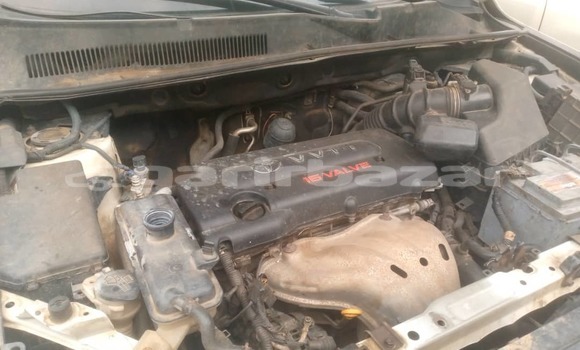 Sayi Na hannu Toyota RAV4 White Mota in Douala a Ƙasar Kamaru Sayi Na hannu Toyota RAV4 White Mota in Douala a Ƙasar Kamaru