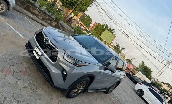 Sayi Sabo Toyota Highlander Azurfa Mota in Douala a Ƙasar Kamaru