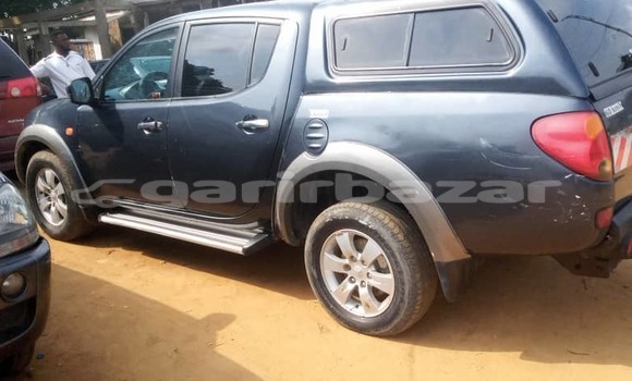 Sayi Na hannu Mitsubishi L200 Blue Mota in Douala a Ƙasar Kamaru Sayi Na hannu Mitsubishi L200 Blue Mota in Douala a Ƙasar Kamaru