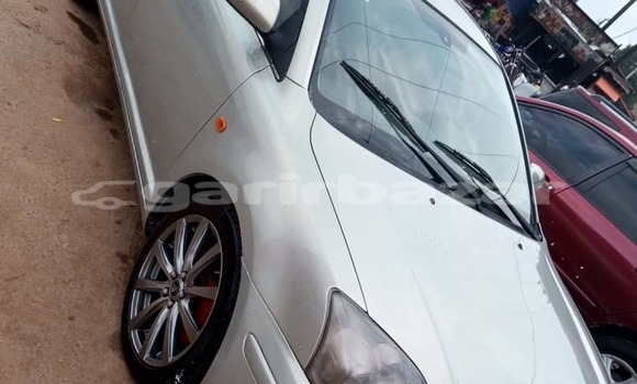 Sayi Imported Toyota Avensis Azurfa Mota in Douala a Ƙasar Kamaru
