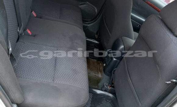 Sayi Imported Toyota Avensis Azurfa Mota in Douala a Ƙasar Kamaru Sayi Imported Toyota Avensis Azurfa Mota in Douala a Ƙasar Kamaru